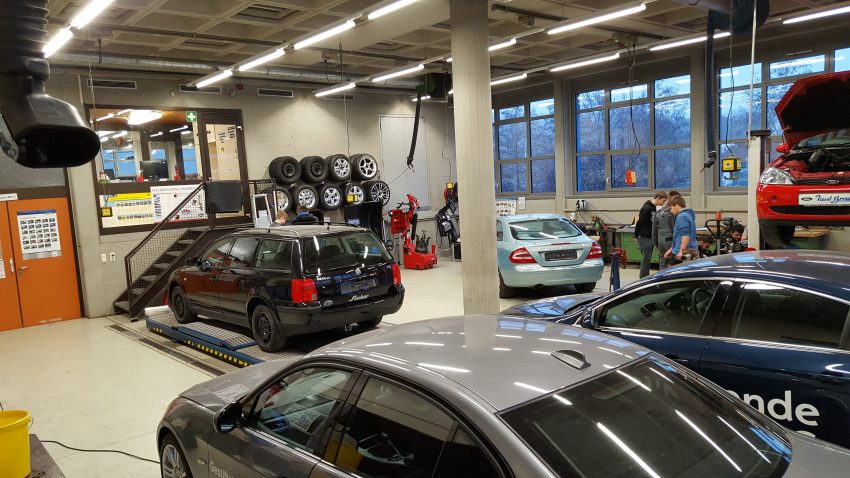 Werkstatt des Fachbereichs Fahrzeugtechnik Werkstatt des Fachbereichs Fahrzeugtechnik