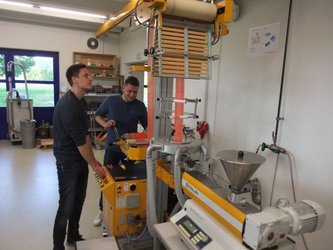 Extrusionsblasformmaschine mit Wechselperipherie Extrusionsblasformmaschine mit Wechselperipherie